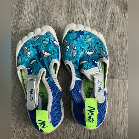 Newtz Toddler Boys 7/8 water 💦 & romp around shoes; great condition! - Picture 3 of 8